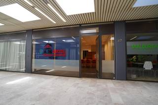 Hier vergaderen kan in alle rust.<br />Het is zelfs zo dat de toegangsdeuren naar het centrum overdag worden afgesloten; klanten komen dus op afspraak.<br />De lichtrijke vergaderrruimte bedraagt ca 30 m²; achter de kastjes bevindt zich een kitchenette en een toilet. Electro conform.<br />Maandelijkse kosten van het centrum bedragen 75,- en de onroerende voorheffing ca 1.500,- / jaar. Dit laatste wordt best ook per maand afgerekend.<br />Parkeren ? Absoluut geen probleem met de grote parking van de supermarkt erachter en de parking Grote Markt ervoor..<br />Ideaal voor vennootschapsdomicilie, maar ook voor boekhouder, advocaat, begeleidingsbureel...