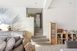 Instapklare, grondig gerenoveerde woning in Heule met bijgebouw en terras.Indeling: bij het betreden van de woning komt u in de gezellige leefruimte...