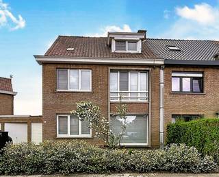 Op zoek naar een ruime en comfortabele gezinswoning op een toplocatie? Deze verzorgde woning met 4 slaapkamers, garage en zonnige tuin is perfect...