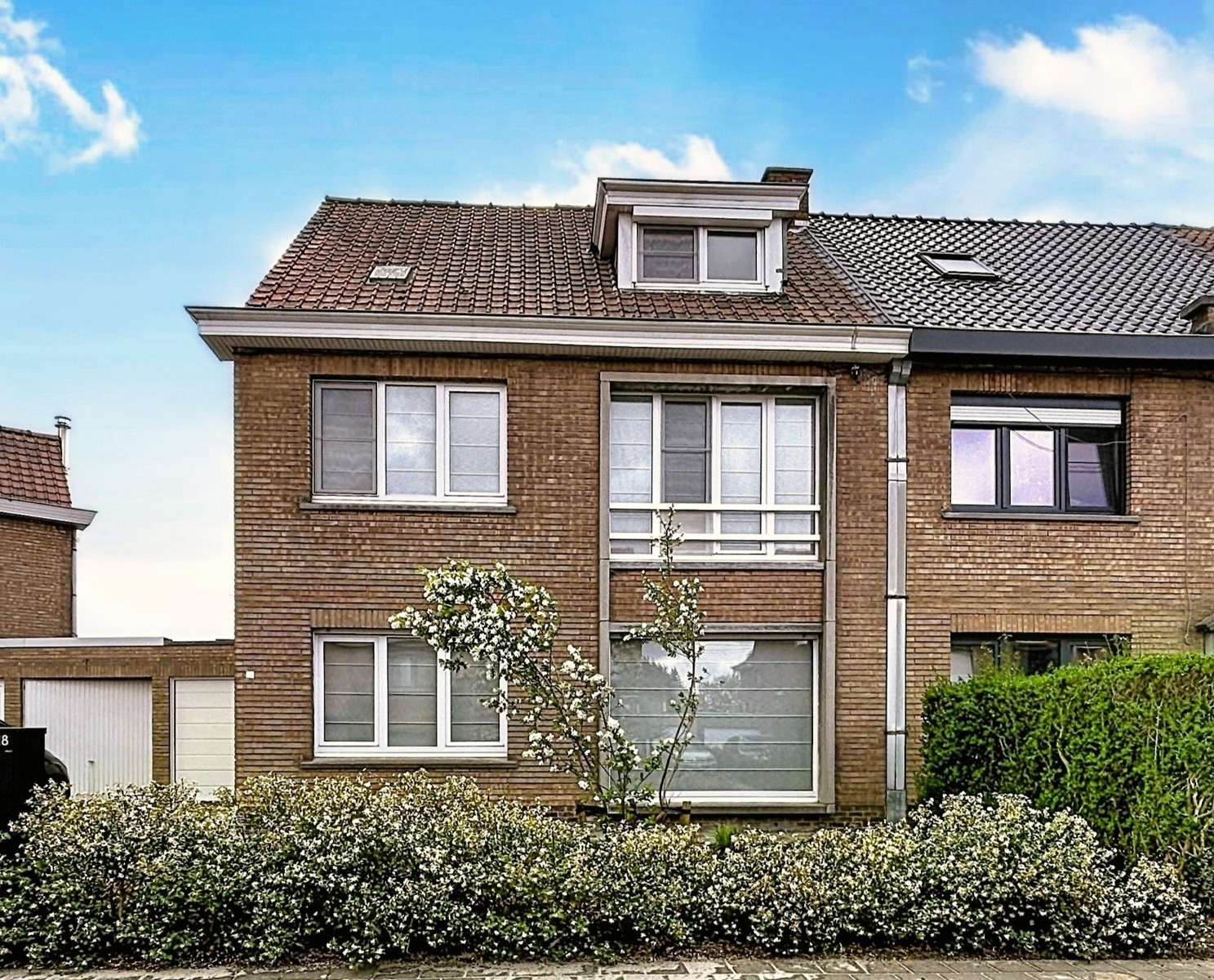Instapklare ruime halfopen woning met 4 slpks en garage - foto 2