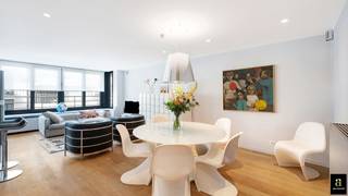 Ontdek dit stijlvol afgewerkte en instapklare appartement waar ruimte, licht en wooncomfort perfect samenkomen. Dankzij de hoogwaardige afwerking en de uitstekende ligging is dit een ideale woon- of tweede verblijfplaats aan de kust.<br /><br />Bij het binnenkomen wordt u verwelkomd in een ruime, lichtrijke leefruimte die naadloos aansluit op de open, volledig uitgeruste keuken. Vanuit de keuken geniet u van directe toegang tot het aangename terras aan de voorzijde, een fijne plek om te ontspannen. Het appartement beschikt over twee volwaardige, ruime slaapkamers, beide voorzien van ingemaakte kasten die zorgen voor een strak en verzorgd interieur. Beide slaapkamers geven uit op een zonnig en rustig terras achteraan, waar u in alle privacy kunt genieten van de buitenlucht. De eerste slaapkamer beschikt over een elegante badkamer met ligbad en wastafel. De tweede slaapkamer heeft een eigen douche en lavabomeubel, wat extra comfort en privacy biedt.<br /><br />Verder omvat het appartement een apart gastentoilet en een praktische berging met aansluiting voor een wasmachine en droogkast. Een uitzonderlijke troef is de mogelijkheid om een garage op het gelijkvloers aan te kopen. Deze biedt plaats aan een grote én een kleine wagen en beschikt bovendien over extra bergruimte, ideaal voor fietsen, strandmateriaal of bijkomende stockage. Verkoopprijs garage: € 250.000. Daarnaast beschikt het appartement over een private kelderberging en een gemeenschappelijke fietsenberging met fietshaken.<br /><br />Bent u geïnteresseerd? Neem gerust contact met ons op voor meer informatie of een bezichtiging.