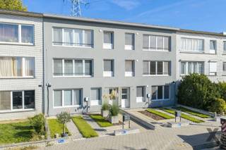 Welkom in de Raf Verhulstlaan 36-38, waar Immotrix met trots twee nieuw gerenoveerde appartementen op de tweede verdieping (ca. 100 m²) presenteert. Dit project overstijgt de standaard renovatie; het betreft een compromisloze, totale heropbouw met diep respect voor esthetiek, duurzaamheid en technische perfectie.
Vanaf de fundering tot de afwerking is werkelijk alles vernieuwd. Alle leidingen en de volledige elektriciteit zijn up-to-date en conform de strengste normen geplaatst. Dankzij een doorgedreven, hoogwaardige isolatiestrategie genieten deze appartementen van een zeldzaam en toekomstgericht EPC B-label — uw garantie op een zorgeloze en energiezuinige toekomst.
Bij het betreden van het appartement valt direct de indrukwekkende lichtinval op. De royale raampartijen aan de voorzijde laten het daglicht vloeiend weerspiegelen op de strakke vloerafwerking. De leefruimte loopt naadloos over in een hypermoderne leefkeuken. Deze blikvanger is uitgerust met een monumentaal kookeiland in een verfijnde, donkere natuursteenlook en afgewerkt met greeploze, gelaagde witte fronten en premium matzwarte kranen en details.
De badkamer ademt de sfeer van een high-end boetiekhotel. Dankzij de warme tonen het design-maatwerk, kamerhoge keramische tegels in een zachte zandkleur en een luxueuze inloopdouche met een minimalistische glazen wand, geniet u hier dagelijks van puur wellnesscomfort.
Het nachtgedeelte is doordacht ingedeeld en beschikt over twee volwaardige, rustgevende slaapkamers waarvan 1 met toegang naar het zonovergoten terras. Daarnaast herbergen deze appartementen een architecturaal geheim: een ruime, multifunctionele flex-room. Hoewel deze kamer bewust zonder buitenraam is ontworpen om een intieme en serene sfeer te waarborgen, biedt de ruimte een ongeziene flexibiliteit. Door de perfecte visuele en akoestische afzondering leent deze kamer zich uitstekend als een exclusieve walk-in dressing, een inspirerende en stille thuiswerkplek (home office), of een geborgen, fluisterstille babykamer. Een appartement op de 2de verdieping is momenteel verhuurd aan 1.175 € per maand wat dit object ook tot een interessante investeringsopportuniteit maakt.
Wonen in Wommelgem betekent hier: intrekken zonder toegevingen, omringd door tijdloze esthetiek, modern comfort en een ongeëvenaard afwerkingsniveau. Een unieke kans voor wie op zoek is naar een instapklaar, turn-key droomappartement op een strategische locatie. Contacteer Immotrix voor uw exclusieve bezichtiging.