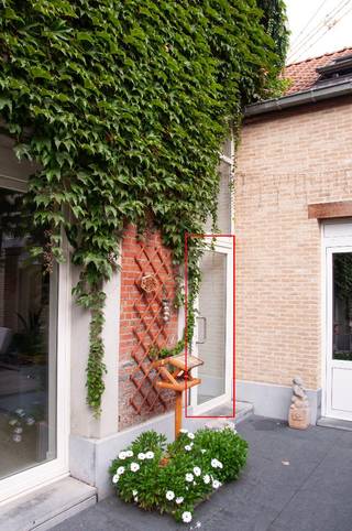 <p>Lichtrijk 2-slpk. app. met tuin &amp; autostaanplaats - EPC A</p><p>Midden in de vernieuwde Slachthuissite, in een rustige doodlopende straat, vind je dit recent grondig vernieuwde en gemoderniseerde stadsappartement: verrassend ruim en groen. Via de sfeervolle binnentuin bereik je de achterbouw, waar het appartement zich op het gelijkvloers bevindt. Met 125 m² woonoppervlakte, twee slaapkamers en een eigen tuin combineert het appartement het open gevoel van een loft met het comfort van een instapklare woning.</p><p>Via de inkomhal met maatwerkkasten kom je in de ruime leefruimte. De open keuken met royaal kookeiland en hoogwaardige inbouwtoestellen sluit aan op de eetruimte en geeft via een groot schuifraam uit op de eigen, beschutte stadstuin. Volwassen beplanting en een pergola geven de tuin extra karakter. Aansluitend zijn er twee afzonderlijke bergruimtes: een ruime voorraadruimte en een praktische berging.</p><p>Hoge plafonds, zichtbare materialen en veel maatwerk geven het interieur zijn typische loftkarakter. Het appartement heeft twee volwaardige slaapkamers. De master bedroom sluit aan op een ruime dressing met kamerhoge maatwerkkasten. De badkamer is hoogwaardig afgewerkt in Mortex en beschikt over een inloopdouche, ligbad en dubbele wastafel. Daarnaast zijn er een afzonderlijk toilet, een was- en bergruimte en een aparte technische ruimte.</p><p>Met EPC-label A is de woning bijzonder energiezuinig en uitgerust met een regenwaterput, lucht-waterwarmtepomp, zonnepanelen, thuisbatterij, ventilatiesysteem en slimme Loxone-domotica. De gemeenschappelijke kosten bedragen ca. €50/maand; nutsvoorzieningen zijn individueel. Bij het appartement hoort een ondergrondse autostaanplaats, bereikbaar via een elektrische poort.</p><p>Park Spoor Noord en de vernieuwde Slachthuiswijk liggen voor de deur, met groen en speelruimte, horeca, winkels en supermarkten vlakbij.</p><p>Interesse? Neem contact op en plan je bezoek. Bezichtigingen uitsluitend op afspraak.</p>