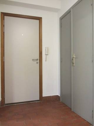 Aangenaam appartement in hartje Mechelen, gelegen op het gelijkvloers.<br />De voorbije jaren werden het dak en de inkomhal van het gebouw volledig vernieuwd, het appartement zelf werd voorzien van een nieuwe keuken en nieuwe ramen met hoogrendementsglas.<br />Indeling: inkomhal met vestiaire, ruime living bestaande uit zithoek en eetkamer, aparte keuken.<br />Badkamer met ligbad, enkele lavabo en toilet.<br />1 ruime slaapkamer met toegang tot een achterliggende veranda + 1 kleine slaapkamer.<br />EPC-score: 316 kWh/(m²jaar).<br />Huurprijs: 900€/maand.<br />Maandelijkse kosten: 45€/maand (onderhoud gebouw + voorschot individueel waterverbruik).<br />Huurwaarborg: 3 maanden.<br />Onmiddellijk beschikbaar.<br />Geen huisdieren - roken niet toegelaten.<br />Individuele meters voor gas, elektriciteit en water.<br />Wenst u meer info of een bezoek ter plaatse? Neem dan contact op met Anne Raets via 0471/57 12 13 of info@buro14.be.