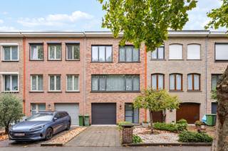 Een grote garage, drie slaapkamers, een fijne tuin én een lichtrijke leefruimte. In deze bel-etagewoning in de Rietschoorvelden in Merksem is de beschikbare ruimte vooral heel praktisch verdeeld.<br /><br />Op het gelijkvloers merk je dat meteen. Via de ruime inkomhal bereik je de bijzonder grote inpandige garage, die doorloopt in een extra werk- en bergruimte. Ideaal voor fietsen en hobby’s, maar evengoed voor wie graag een volwaardige werkplek aan huis heeft. Verder zijn er een technische berging met aansluiting voor wasmachine en droogkast en een apart toilet. Achteraan stap je rechtstreeks het terras en de tuin in.<br /><br />Een verdieping hoger bevindt zich de leefruimte. Grote raampartijen zorgen voor veel natuurlijk licht, terwijl de parketvloer en haard het geheel een warme uitstraling geven. Aan de achterzijde is er een klein terras met zicht op de tuin. De afzonderlijke keuken is verzorgd en praktisch ingericht, met heel wat kast- en werkruimte. Ook op deze verdieping is een apart toilet voorzien.<br /><br />Op de tweede verdieping zijn er drie slaapkamers en een ruime badkamer met bad/douche combinatie, dubbel lavabomeubel en toilet.<br /><br />Buiten geniet je van een onderhoudsvriendelijke tuin met aangelegd terras. Vooraan beschikt de woning over een eigen oprit.<br /><br />Ook de ligging zit goed. De Rietschoorvelden is een rustige, groene woonwijk met brede, bomenrijke straten. Winkels, scholen, openbaar vervoer en sportmogelijkheden liggen vlakbij, terwijl je ook vlot richting Antwerpen en de omliggende gemeenten rijdt.<br /><br />Met een EPC-label B is bovendien ook de energetische basis mooi op orde.<br /><br />Een verzorgde gezinswoning waar ruimte, praktisch comfort en een rustige ligging mooi samenkomen.