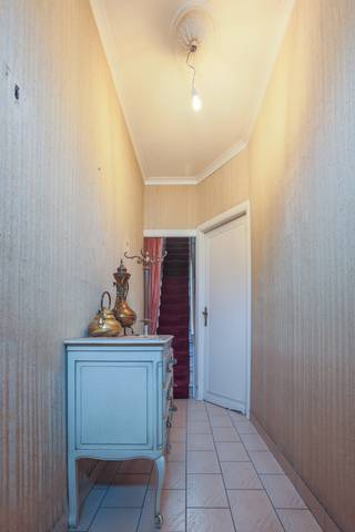 Te renoveren, centraal gelegen woning met 2 slaapkamers (4 mogelijk), tuin en oprit.<br />(er werd AI gebruikt- foto's voor en na om de mogelijkheden te tonen. Daarbij werd rekening gehouden werd met de bestaande indeling en vaste elementen). Opgepast! voor structurele veranderinngen en wijzigingen aan de buitenkant van de woning dient er een akkoord te zijn van stedenbouw.