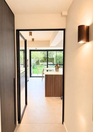 In de gegeerde wijk Elsdonk in Edegem bevindt zich deze uitzonderlijk gerenoveerde halfopen woning. De woning werd ingrijpend gerenoveerd met hoogwaardige materialen, technieken en maatwerk, met bijzondere aandacht voor comfort, energiezuinigheid, veiligheid en afwerking.
Met ca. 230 m² vloeroppervlakte, verdeeld over drie volwaardige bouwlagen, biedt de woning uitzonderlijk veel ruimte. Vanuit de woning geniet u van een vrij uitzicht op groen, met veel rust en privacy.
Het gelijkvloers omvat een ruime, lichtrijke leefruimte met volledig op maat gemaakte keuken en talrijke maatkasten. De leefruimte beschikt over airco, vloerverwarming en een hoogwaardige Rasico gietvloer, die zeer kras-, slijtage- en vlekbestendig is. De garage werd ingericht als ruime berging.
De eerste verdieping vormt een luxueuze master suite met ruime dressing inclusief maatwerkeiland en badkamer met vloerverwarming, dubbele lavabo, toilet, douche en bad. De slaapkamer beschikt over airco die koelt en verwarmt, alsook een haardcassette. Afwerking met Hongaarse punt parket.
Op de tweede verdieping bevinden zich drie volwaardige kamers, waarvan één ingericht als bureau met maatkast, ledverlichting en een op maat gemaakt bureaublad met alle aansluitingen. Daarnaast is er een tweede badkamer met maatkast voor wasmachine en droogkast, vloerverwarming, dubbele lavabo, toilet en douche. Ook hier airco in alle kamers. Kamers zijn afgewerkt met een parket.
De woning beschikt over EPC A, 14 zonnepanelen en volledig geïntegreerde KNX-domotica met dimbare verlichting. Verder zijn er toegangscontrole, camerabewaking met opname, alarmsysteem, driedubbele beglazing, aluminium schrijnwerk en vliegenramen op maat. De woning heeft een betonnen structuur.
De zonnige, aangelegde tuin met ruim terras is rechtstreeks bereikbaar via het zijpoortje vanaf de straat.
Een uitzonderlijk afgewerkte woning voor wie kiest voor ruimte, comfort, energiezuinigheid en hoogwaardige materialen.
Asbestattest in aanvraag.