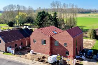 Nieuwbouw woning in halfopen verband in Kerkom, een landelijke deelgemeente van Boutersem. De woningen worden opgetrokken in een moderne stijl en hebben een bruto vloeroppervlakte van 232m². Beide woningen zijn ontworpen om volop van daglicht te genieten en de leefruimte op het gelijkvloers met luxueus ingerichte keuken is volledig naar de tuin gericht. Op de verdieping zijn er 3 slaapkamers, waaronder een ruime master bedroom met en-suite badkamer en een gedeelde douchekamer tussen de twee andere kamers.
De tuinen met terras worden volledig aangelegd, net als de opritten vooraan de woningen die de nodige parkeerplaatsen bieden. 
De woningen zijn gelegen op een mooi stuk grond dat achteraan uitgeeft op agrarisch gebied, De woningen worden volledig afgewerkt opgeleverd. Voor de inrichting zijn ruime budgetten voorzien, Ook de voor- en achtertuin, het terras en de oprit vooraan de woning worden volledig aangelegd.De woningen worden instapklaar en tot in de puntjes afgewerkt opgeleverd door Guilliams Construction Solutions. Daarom bouwen ze graag in nauwe samenwerking met de toekomstige bewoners, zodat zij hun eigen keuzes kunnen maken wat betreft de inrichting en de afwerking. Voor elke fase is er een ruim budget voorzien. Heeft u nog bijkomende wensen die niet binnen het standaardpakket vallen, dan zorgen zij voor een passende uitwerking op maat.