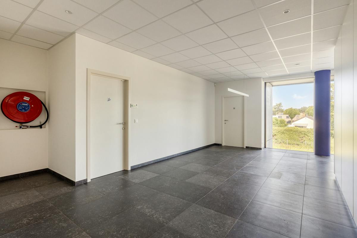 Kantoor (386 m²) te Loppem, direct aan de op- en afrit E40. - foto 5