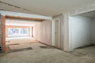 Deze casco commerciële ruimte van ongeveer 90 m² biedt de ideale plek om jouw zaak op te starten of verder uit te bouwen. De ruimte is ideaal voor de uitbating van een bloemenwinkel, koffiebar, medisch kabinet, kantoor of winkel.<br /><br />Met een ligging vlakbij UZ Gasthuisberg, alsook de ring van Leuven en belangrijke op- en afritten, maar ook op wandelafstand van het Leuvense stadscentrum, heb je hier bovendien een perfecte bereikbaarheid. Er is voldoende parkeergelegenheid op het nabijgelegen Sint-Jacobsplein.<br /><br />De ruimte zelf kan nog naar eigen smaak en noden worden ingericht. De grote raampartijen aan de voorzijde zorgen voor een optimale visibiliteit en veel lichtinval. Daarnaast is het heerlijk ontspannen in de zonnige binnentuin van de residentie! Er is een gemeenschappelijke fietsenstalling in het gebouw, die kan worden gebruikt door het personeel. <br /><br />Contacteer ons voor meer info of een bezoek ter plaatse.