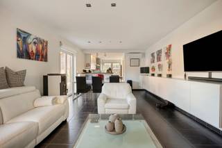 Appartement au rez-de-chaussée avec jardin et parking à Burst<br /><br />Découvrez ce superbe appartement au rez-de-chaussée situé à Krielhoek 2, dans le charmant village de Burst. Avec une superficie habitable de 93 m², cet appartement prêt à emménager offre tout ce dont vous avez besoin pour vivre confortablement.<br />L'appartement possède un label PEB B, garantissant une habitation économe en énergie et confortable.<br />Un atout majeur est la large allée située à côté de l'appartement ainsi qu'une entrée privative parfaitement adaptée.<br /><br />Composition :<br />-Grand et lumineux séjour-Cuisine ouverte moderne<br />-Deux chambres, la deuxième idéale en tant que chambre d'amis ou bureau à domicile<br />-Buanderie séparée<br />-Salle de bain<br />-Grand jardin de 150 m²<br />-Parking intérieur et extérieur souterrain<br /><br />Atouts :<br />-Prêt à emménager et économe en énergie<br />-Emplacement calme et facilement accessible<br />-Matériaux de haute qualité<br />-Allée privative<br /><br />Cet appartement prêt à emménager et économe en énergie combine lumière, confort et espace avec 93 m² de surface habitable, deux chambres, un espace de vie moderne et un vaste jardin de 150 m².<br />Grâce au parking intérieur et extérieur et à l'emplacement calme mais accessible à Burst, vous profitez ici d'un confort d'habitation optimal.<br /><br />N'attendez plus et faites de ce superbe appartement au rez-de-chaussée avec jardin et parking votre nouveau chez-vous à Burst!<br /><br />Pour plus d'information ou une visite : https://albert.immo/listing/flat-for-sale-9420-burst-7884604