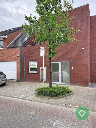 Deze prachtige woning is gelegen in het rustige Ichtegem en beschikt over een tuin en een gezellig terras waar je heerlijk kunt genieten van de buitenlucht. De woning is voorzien van een garage waar je uw auto veilig kunt parkeren.<br /><br />Indeling gelijkvloers: Inkom - toilet - woonkamer - berging - keuken - tuin - terras en afzonderlijke garage.<br /><br />Indeling eerste verdieping: nachthal - badkamer - 3 slaapkamers - terras - toilet<br /><br />EPC: woning in aanbouw <br /><br />Prijzen zijn exclusief aansluitingskosten, exclusief kosten EPB en opmetingskosten, exclusief registratierechten op de grondwaarde en exclusief BTW op de constructiewaarde. <br /><br />6% BTW mogelijk indien voldaan aan de voorwaarden.