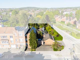 <p><span>Op zoek naar een uitzonderlijk ruime gezinswoning die wonen en werken perfect combineert?</span></p><p><span>Deze veelzijdige woning biedt tal van mogelijkheden dankzij haar royale bewoonbare oppervlakte en doordachte indeling. De woning beschikt over vier volwaardige slaapkamers, terwijl de ruime zolder eenvoudig kan worden omgevormd tot een extra slaapkamer.</span></p><p><span>Er is een badkamer en een afzonderlijke douchekamer aanwezig. Er is nog mogelijkheid voor een extra badkamer te maken. Verder beschikt de woning over maar liefst 5 aparte toiletten, één in de praktijkruimte, twee op het GLV, één op het 1e verdiep en nog één op het 2e verdiep.</span></p><p><span>Een absolute troef is de afzonderlijke praktijk- of kantoorruimte met eigen inkom en wachtzaal. Hierdoor is de woning uitermate geschikt voor zelfstandigen, vrije beroepen of wie regelmatig van thuis uit werkt. In deze ruimte zijn er twee afzonderlijke bureauruimtes aanwezig, met een wachtzaal.</span></p><p><span>Ook qua parkeergelegenheid schiet de woning niet tekort. Buiten is er plaats voor drie wagens, terwijl de ruime inpandige garage plaats biedt aan twee voertuigen. Bovendien zijn er reeds twee laadpalen geïnstalleerd in de garage. Achterin de tuin aan het tuinhuis is er ook nog een ruime staanplaats voorzien. </span></p><p><span>Op energetisch vlak geniet u van de voordelen van zonnepanelen, wat bijdraagt aan een lagere energiefactuur. De woning wordt verwarmd via aardgas met radiatoren, aangevuld met een lucht-luchtwarmtepomp die tevens voor aangename verkoeling zorgt tijdens de zomermaanden.</span></p>