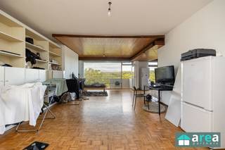 <p><span>Zeer groot appartement met 4 slaapkamers en 3 badkamers</span></p><p><span>Ligging:</span><span> Dit uitzonderlijk ruime appartement (ca. 190m²) is gelegen op de 8° verdieping van residentie 'Ter Schelde' op Linkeroever, op wandelafstand van het Sint-Annabos. Vanuit de woning geniet u van een weids uitzicht over het bos en de indrukwekkende skyline van Antwerpen. De buurt is omgeven door groen en beschikt over alle nodige faciliteiten in de directe omgeving, wat deze locatie zowel rustig als praktisch maakt.</span></p><p><span>Indeling:</span><span> U betreedt de woning via de ruime inkomhal (12m²) op parket, voorzien van een vestiaire en gastentoilet. De lichtrijke leefruimte (51m²) in L-vorm biedt uitzicht op het Sint-Annabos en geeft toegang tot het terras. Aansluitend bevindt zich de ingerichte keuken (11,5m²) met toegang tot een klein terras (1.5m²) met berging. Langs de leefruimte bereikt u een hal met vestiaire en apart toilet, van waaruit u toegang heeft tot een tweede ingerichte keuken (8.5m²), een badkamer met ligbad (4m²). Aan de achterzijde van het gebouw leidt de inkomhal naar een nachthal, die toegang biedt tot nog eens 2 badkamers (5m² & 4m²) en 3 slaapkamers (17m², 12,5m² & 7.5m²). Bij de woning horen 2 aparte kelders op het gelijkvloers, en er dienen verplicht 2 autostaanplaatsen in het gebouw te worden aangekocht, 20.000 voor beide.</span></p><p><span>De gemeenschappelijke kosten bedragen ca 560/maand (gemeenschappelijke delen, water, verwarming, syndicus en reservefonds)</span><span><br /><br /></span></p><p><span>Troeven:</span></p><ul><li><span>Uitzicht op het Sint-Annabos</span></li><li><span>EPC-label B</span></li><li><span>190m² cfr. EPC</span></li><li><span>Oorspronkelijk 2 appartementen</span></li></ul><p><span> </span></p>