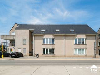 <p>Duplex appartement met 3 zeer ruime slaapkamers op een topligging tussen de centra van Neerpelt en Overpelt. Winkels, scholen, openbaar vervoer, diverse eet- &amp; drinkgelegenheden zijn op fiets- &amp; wandelafstand van het appartement.</p>
<p> </p>
<p>Grote open woonkamer met veel lichtinval. Aan de achterkant van het complex gelegen terras van maar liefst 40m², zonder inkijk van de buren. Op verdieping zijn er 3 ruime slaapkamers, badkamer en is er toegang tot een grote bergzolder.</p>
<p><strong><u>Enkele troeven:</u></strong></p>
<ul><li>Centrum van Pelt op wandel- &amp; fietsafstand en dicht bij invalswegen</li><li>Ruime woonkamer met veel lichtinval en open keuken</li><li>Aparte carport aan de achterkant </li><li>3 ruime slaapkamers</li><li>Gunstig EPC: 165 kWh/m²</li></ul>
<p><strong><u>Indeling:</u></strong><u> </u></p>
<ul><li>1e verdieping: inkomhal, woonkamer, keuken met eethoek, berging/wasplaats, toilet, terras</li><li>2e verdieping: nachthal, 3 slaapkamers, badkamer, berging en zolderluik</li><li>Ruime carport en gemeenschappelijke fietsenberging</li></ul>
