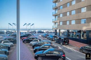 Appartement magnifiquement rénové avec vue mer latérale à deux pas de l'avenue du Littoral et du Minigolf. Composition : Hall d'entrée avec vestiaire et toilettes invités. Salon et salle à manger lumineux avec vue mer latérale. Cuisine ouverte moderne avec tous les appareils. 1ère chambre spacieuse. 2ème chambre avec lits superposés. Les chambres disposent d'armoires encastrées. Salle de bain avec branchement pour lave-linge/sèche-linge. Cave dans la résidence. Meubles compris dans le prix.Contactez-nous pour organiser une visite.