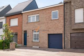 <p><span>Verrassend ruime, instapklare woning met garage en zonnige tuin.</span></p><p><span>Op zoek naar een ruime gezinswoning in een aangename woonwijk van Schoten? Deze woning van maar liefst 8 meter breed biedt meer dan u op het eerste zicht zou verwachten.</span></p><p><span>Via de oprit bereikt u de grote garage, met achteraan een praktische wasplaats en rechtstreekse toegang tot de tuin. De inkomhal geeft toegang tot de kelder en leidt u naar de zonnige leefruimte met volledig ingerichte keuken. Op het gelijkvloers is er tevens een gastentoilet.</span></p><p><span>Op de eerste verdieping vindt u drie volwaardige slaapkamers en een badkamer met inloopdouche. Het toilet is hier apart.Buiten geniet u van een mooie verzorgde tuin met terras en tuinhuis, en dankzij de zonneluifel kan u er ook op warme dagen heerlijk vertoeven.</span></p><p><span>Troeven op een rij:</span></p><ul><li><span>Verrassend ruime woning, 8 m gevelbreedte</span></li><li><span>Grote garage met wasplaats en toegang tot de tuin</span></li><li><span>3 slaapkamers, badkamer met inloopdouche, apart toilet</span></li><li><span>Zonnepanelen energiezuinig wonen met EPC-label B</span></li><li><span>Mooie tuin met tuinhuis en zonneluifel</span></li><li><span>Instapklaar</span></li></ul><p><span>Let op: de woning is pas beschikbaar vanaf eind september 2027.</span></p><p><span>Interesse? Contacteer Verlimmo voor meer informatie of een bezoek ter plaatse.</span></p><p><span> </span></p><p><span> </span></p><p><span>*De vermelde bewoonbare oppervlakte is gebaseerd op de bruikbare vloeroppervlakte zoals vermeld op het EPC-verslag</span></p><p><span> </span></p>