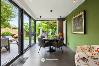INSTAPKLARE WONING MET HOOGWAARDIGE AFWERKING<br /><br />In de Hanselaarstraat 3 te Beervelde ontdekt u deze prachtig afgewerkte woning waar ruimte, kwaliteit en wooncomfort naadloos samenkomen. Met een bewoonbare oppervlakte van maar liefst 198 m², 3 slaapkamers, een inpandige garage en verrassend veel praktische ruimte is dit een woning die werkelijk een totaalplaatje biedt. Bovendien geniet u hier van EPC-label B (192 kWh/m²) en zonnepanelen.<br /><br />Via de inkomhal met gastentoilet komt u binnen in de ruime en lichtrijke woon- en eetkamer. De open keuken vormt het hart van de woning en werd uitgevoerd met hoogwaardige materialen en kwalitatieve keukenapparatuur. Aansluitend bevindt zich een extra eethoek met zicht op de tuin. De prachtige grote raampartijen zorgen hier voor bijzonder veel natuurlijke lichtinval en versterken de verbinding tussen binnen en buiten.<br /><br />Een grote troef is het comfort van gelijkvloers wonen. De masterbedroom beschikt over een eigen dressing en grenst aan de ruime badkamer, uitgerust met een royale inloopdouche, dubbele lavabo en extra toilet. Verder bevindt zich op het gelijkvloers een ruime inpandige garage met geïntegreerde wasplaats.<br /><br />Op de eerste verdieping bevinden zich nog 2 slaapkamers, waarvan één momenteel als bureauruimte is ingericht. Daarnaast beschikt de woning over een zeer ruime, volledig afgewerkte opbergzolder, ideaal voor wie extra bergruimte belangrijk vindt.<br /><br />Ook buiten werd gekozen voor comfort en weinig onderhoud. Het terras sluit aan op de verzorgde tuin met gezellige lounge en tuinhuis. Een bijzondere extra troef is de privatieve binnenkoer, die uitstekend geschikt is voor het stallen van bijvoorbeeld een camper of werkcamionette.<br /><br />Doorheen de volledige woning vallen de hoge afwerkingsgraad en doordachte materiaalkeuzes meteen op. In combinatie met de ruime indeling, energiezuinigheid en praktische buitenruimte maakt dit van Hanselaarstraat 3 een bijzonder complete en instapklare eigendom.<br /><br />Een woning waar kwaliteit en comfort tot in de details werden doorgetrokken en die u absoluut ter plaatse moet ontdekken!<br /><br />Voor meer informatie of een bezoek ter plaatse neemt u best contact op met onze dossierverantwoordelijke Lansan via lansan@immomamo.be of 0470/67.66.17. Bezoekdag: 03/10 - enkel op afspraak.