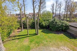 <p><span>Gelegen in een rustige residentiële wijk van Kampenhout, presenteert deze gerenoveerde woning zich als de ideale gezinswoning. Met een ruime bewoonbare oppervlakte van 199m² op een mooie grondoppervlakte van 880m², biedt dit huis alle ruimte en comfort.</span></p><p><span> </span></p><p><span>De villa bestaat uit een open inkomhal met gastentoilet, een lichte en ruime leefruimte ( +/- 50 m²) met grote ramen dit toegang geven tot de voortuin. De inbouwhaard zorgt voor een gezellige sfeer en u hebt de mogelijkheid om een (tweede) keuken te voorzien. De nachtgedeelte biedt 4 slaapkamers (14, 11.5, 10.4 en 8.75 m²) aan met deels ingemaakte kasten en de moderne badkamer met ruime inloopdouche, toilet en wastafel. </span></p><p><span> </span></p><p><span>Op tuin niveau is de nieuwe leefkeuken (+/- 45 m²) voorzien van een grote eiland een droom voor iedere hobbykok. Met zijn functionele lay-out is het de plaats voor gasten te ontvangen. De tuin is toegankelijk via twee grote schuiframen.</span></p><p><span>Op dit niveau vindt u ook nog een douche ruimte terug en een grote berging alsook zeer ruime kelders ( +/- 50 m²) die kunnen dienen als hobbyruimte, man cave, fitness ruimte,...</span></p><p><span> </span></p><p><span>Buiten vindt u een ruime tuin met bomen die privacy en rust biedt, ideaal voor tuinfeesten of om gewoonweg te genieten van de frisse lucht. De lange oprijlaan biedt parkeergelegenheid voor meerdere voertuigen.</span></p><p><span> </span></p><p><span>De locatie combineert de rust van een residentiële wijk omgeven door groen en natuur met de nabijheid van belangrijke voorzieningen, waardoor het de perfecte uitvalsbasis is voor een actief gezinsleven.</span></p><p><span>Lokale winkels, scholen en openbaar vervoer zijn op korte afstand. Mis deze kans niet om eigenaar te worden van dit charmante huis in Kampenhout!</span></p><p><span>Reserveer uw bezoek nu via <span>info@ap-p.be</span></span><span> of via 078 48 47 00.</span></p><p><span> </span></p><p><span> </span></p>