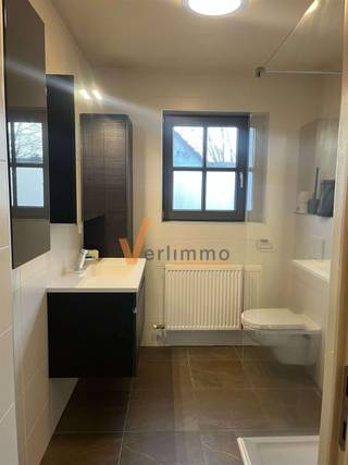 <p><span>Recent, energiezuinig appartement van 90 m² in Halle-Zoersel</span></p><p><span>Op de eerste verdieping van een klein, verzorgd gebouw met slechts 7 appartementen (en lift) vindt u dit degelijke appartement van 90 m² met twee slaapkamers.</span></p><p><span>De leefruimte van ca. 28 m² geeft uit op een aangenaam terras. De aparte ingerichte keuken, de badkamer met inloopdouche en toilet, het aparte toilet en de aparte berging met aansluiting voor wasmachine en droogkast maken het geheel bijzonder praktisch. Overal werd gekozen voor degelijke, tijdloze materialen.</span></p><p><span>Met een EPC van 73 kWh/m²/jaar haalt dit appartement label A en het betekent voor de koper geen renovatieverplichting.</span></p><p><span>Achteraan hoort een eigen carport bij het appartement, met een ruime berging waar fietsen, stockage én een diepvriezer moeiteloos in passen. Daarachter ligt een gemeenschappelijke tuin, toegankelijk voor alle bewoners en onderhouden door een robotmaaier. Groen zonder zorgen.</span></p><p><span>Het pand is momenteel verhuurd aan zeer degelijke huurders. Voor een belegger dus meteen rendement vanaf de akte, zonder zoekperiode.</span></p><p><span>Graag een bezoek? Contacteer ons vrijblijvend.</span></p>