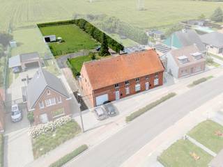 Twee woningen met garage en tuin te koop in ZemstOp zoek naar een unieke vastgoedkans met veelzijdige mogelijkheden? Deze voormalige boerderij werd...