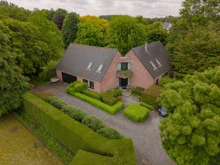 <p>Située dans un environnement verdoyant et résidentiel à Merelbeke, cette impressionnante villa est discrètement implantée sur un terrain exceptionnel de 5.360 m². Avec une superficie habitable d’environ 450 m², elle combine volumes généreux, architecture intemporelle et confort de vie dans un cadre de calme et d’intimité. L’ensemble du terrain est constructible, constituant une réelle valeur ajoutée.</p>
<p>Le hall d’entrée mène à un lumineux espace de vie offrant une belle vue sur le jardin grâce à ses grandes baies vitrées. La cuisine est entièrement équipée. Un coin lecture et un salon chaleureux avec poêle à bois complètent agréablement les espaces de vie.</p>
<p>Le rez-de-chaussée comprend une chambre et une salle de bains, idéales pour une occupation de plain-pied. À l’étage se trouvent trois chambres supplémentaires et deux salles de bains. La villa dispose également de toilettes séparées, de deux bureaux et d’un vaste espace polyvalent pouvant servir de salle de jeux, de sport ou de détente.</p>
<p>Construite en 1990, la propriété a toujours été parfaitement entretenue et se présente en excellent état. Elle est entièrement sous-solée, offrant un important espace de rangement.</p>
<p>Le jardin paysager constitue l’un des principaux atouts de cette propriété. Ses espaces verts, son intimité et sa terrasse aménagée créent un cadre de vie particulièrement agréable.</p>
<p>La maison est équipée d’un système d’aspiration centralisé, de la climatisation dans deux chambres et d’une récente chaudière au mazout alimentant le chauffage par le sol et les radiateurs. Une citerne d’eau de pluie de 10.000 litres est raccordée aux robinets extérieurs et au garage. Un grand garage ainsi qu’un parking éclairé permettent de stationner plusieurs véhicules.</p>
<p>Située à proximité de Gand, de l’E40 et de l’E17, la propriété bénéficie d’une excellente accessibilité. Commerces, écoles, infrastructures sportives et loisirs se trouvent à courte distance.</p>
<p><strong>Journée de visite le samedi 27 juin 2026.</strong></p>
<p><strong>Intéressé(e) ? Contactez-nous au +32 471 65 25 34 ou via info@vicusvastgoed.be.</strong></p>