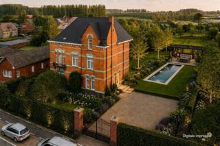 <em><strong>Uniek complex bestaande uit;</strong></em><br /><br />-vergunde hoofdwoning (eventueel opsplitsbaar in 2 woningen)<br />-vergunde woning achter de hoofdwoning<br />-kortom <strong>3 vergunde woningen </strong>mits afbraak van de oude loods (voormalige fruitfrigo's) zodanig dat er een vrijwaring komt naar het achtergelegen agrarisch gebied.<br />-elke woonentiteit heeft een tuindiepte van minstens 10m in het woongebied of een voldoende grote en kwalitatieve gemeenschappelijke tuin.<br />-parkeerplaatsen te voorzien op het eigen terrein waarbij de voortuin zo weinig mogelijk wordt verhard.<br />-behoud van een beperkt gedeelte van de vergunde loods kan bekeken worden, mits er voor parkeren een goede oplossing wordt gevonden en er een voldoende kwalitatieve tuin wordt voorzien.<br /><br />Een andere mogelijkheid bestaat erin om het herenhuis op te splitsen in twee grondgebonden woningen. De garage gelegen aan de rechterkant van de woning kan worden afgebroken, wat de mogelijkheid biedt om een nieuwbouw woning te plaatsen. Tot slot kan ook de woning gelegen achter het herenhuis worden verbouwd tot een vierde woning. De omgevingsvergunning voor dit totaalproject van 4 grondgebonden woningen werd reeds afgeleverd. <br /><br />3 woningen + loods of 4 woningen is een unieke en waardevaste opportuniteit in Zepperen centrum! <br /><br /><strong>Less is more zie foto AI ;</strong> behoud van de villa (meerdere domicilies mogelijk) en al de rest afbreken om een prachtige tuin met zwembad en poolhouse te realiseren op een prachtig perceel van 2.984 m²!<br /><br />Contacteer ons om de mogelijkheden te ontdekken!