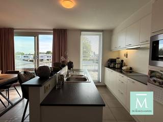 <p><span> </span></p><p><span>Energiezuinig 2-slaapkamerappartement met terras en carport in het centrum van Onze-Lieve-Vrouw-Waver!</span></p><p><span>Dit mooie en energiezuinige appartement ligt pal in het centrum, op wandelafstand van winkels, scholen en openbaar vervoer.</span></p><p><span> </span></p><p><span>Het appartement beschikt over een ruime en lichtrijke leefruimte met open keuken en kookeiland, aansluitend op een groot terras met ochtendzon. Verder zijn er 2 slaapkamers, een badkamer met douche-badcombinatie en dubbele lavabo, een apart toilet en een praktische berging/wasruimte.</span></p><p><span> </span></p><p><span>Daarnaast beschikt het appartement over een gemeenschappelijke fietsenberging en een carport, inbegrepen in de prijs.</span></p><p><span> </span></p><p><span>De geothermische warmtepomp zorgt voor comfortabele vloerverwarming en -koeling. De gemeenschappelijke kosten bedragen €70 per maand.</span></p><p><span> </span></p><p><span>Interesse? Contacteer ons via 015 20 20 82 of info@demakelaardij.be voor een bezoek!</span></p>