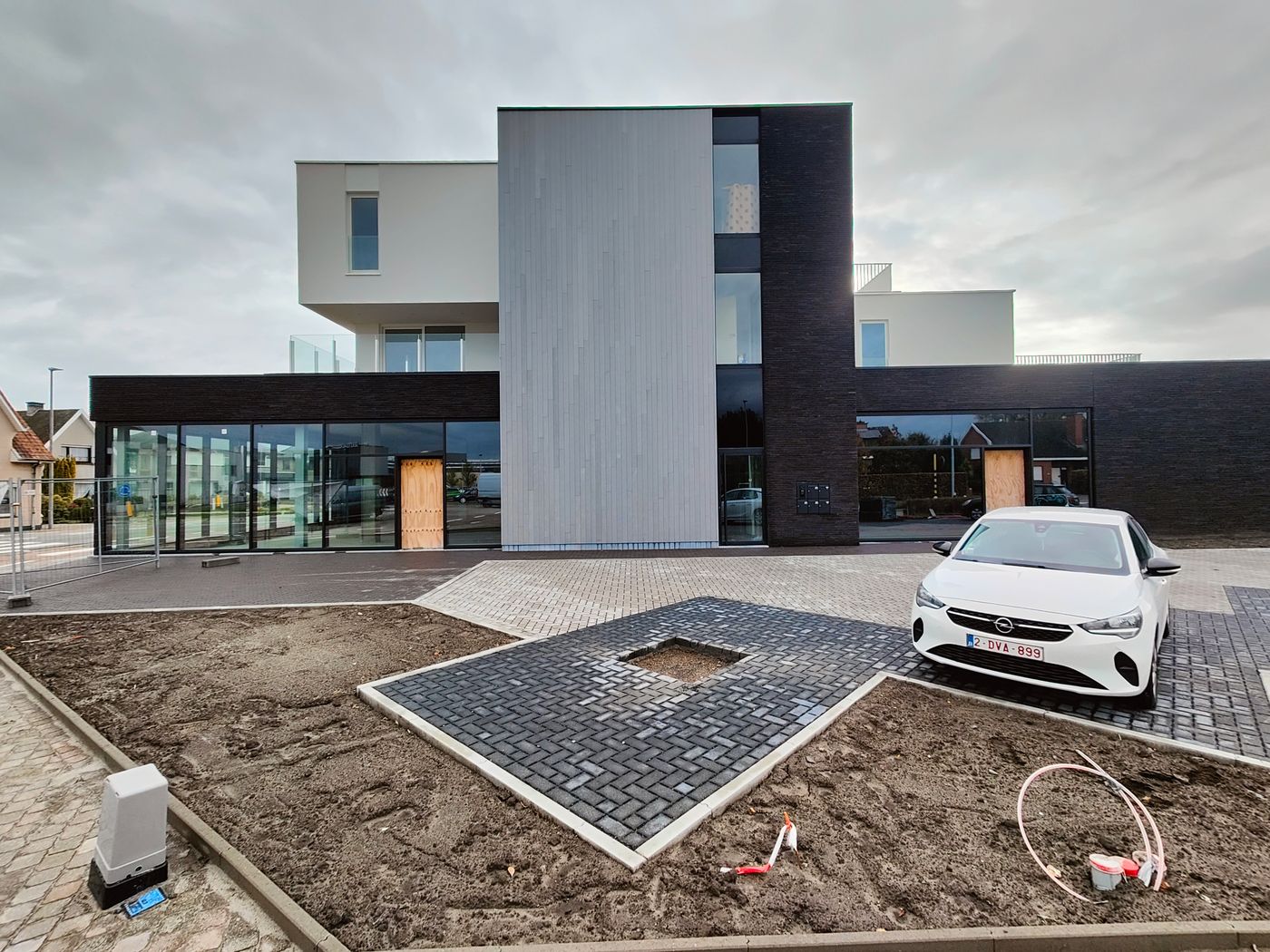 503 m² SHOWROOM/KANTOOR OP ABSOLUTE TOPLOCATIE IN ZEDELGEM - foto 1