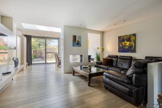 In het hart van Mortsel presenteren wij met trots deze prachtig gerenoveerde woning, ontworpen door een binnenhuisarchitect en afgewerkt...