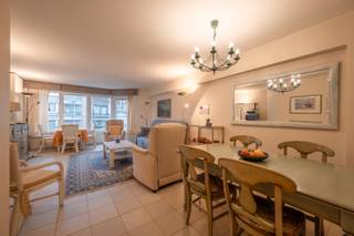 Dit instapklare appartement is ideaal gelegen op de Lippenslaan 282 in Knokke, op wandelafstand van winkels, restaurants en het strand.<br /><br />Het appartement beschikt over twee volwaardige slaapkamers, een lichtrijke leefruimte, een functionele keuken en een verzorgde badkamer. Hoewel het interieur niet modern is, verkeert het in goede staat van onderhoud en is het licht op te frissen naar eigen smaak.<br /><br />Met een gunstig EPC-label A biedt dit pand bovendien een energiezuinige woonoplossing op een uitstekende locatie.<br /><br />Een interessante opportuniteit voor wie op zoek is naar een comfortabel appartement met potentieel in het hart van Knokke.<br />Intresseert dit pand jou, neem snel contact met ons op!<br />Ref. A716C