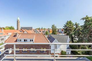 Dit gezellige en energiezuinig (EPC B) appartement combineert comfort, een praktische indeling en een ideale ligging aan de rand van Gent.<br /><br />Openbaar vervoer bevindt zich vlakbij, met bus- en tramverbindingen naar het centrum van Gent in ongeveer 10 minuten. Ook de E40, E17 en R4 zijn binnen 2 minuten bereikbaar. Fietsers bereiken vlot het historische centrum, terwijl natuurliefhebbers kunnen genieten van de Gentbrugse Meersen op wandelafstand.<br /><br />Het appartement maakt deel uit van een kleinschalige residentie met slechts vijf wooneenheden. Dankzij de ligging op de derde en bovenste verdieping geniet je van een open uitzicht. In de winter zijn zelfs de Gentse torens zichtbaar.<br /><br />Een absolute troef zijn de twee terrassen, oost- en westgericht. Zo kies je op elk moment van de dag voor zon of schaduw.<br /><br />Binnen valt meteen de aangename lichtinval op. De grote raampartijen zorgen voor een open sfeer en het gewelfde plafond in de leefruimte extra gevoel van ruimte creëert.<br /><br />Indeling <br /> • Inkomhal met vestiaire<br /> • Ruime slaapkamer met dakraam<br /> • Tweede kamer, momenteel ingericht als dressing en bergruimte<br /> • Badkamer met douche, lavabo, toilet en aansluiting voor wasmachine<br /> • Grote leefruimte met open keuken<br /> • Praktische zolderruimte bereikbaar via uitschuifbare trap<br /> • Gemeenschappelijke ruimte voor fietsen en afvalcontainers<br /><br />Ideaal voor starters, alleenstaanden of koppels die rustig willen wonen met alle troeven van de stad binnen handbereik.<br /><br />De algemene voorwaarden van Dewaele DIY kunt u steeds raadplegen via dewaele.com.<br /><br />Bestuursmaatregelen in het maatregelenregister: nee