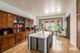 Op wandelafstand van het centrum, winkels, scholen en openbaar vervoer bevindt zich deze knusse gezinswoning op een uitstekende ligging. Dankzij het gunstige energielabel B en de conforme elektrische keuring is deze woning instapklaar! <br /><br />Via de inkomhal komt u terecht in de gezellige leefruimte, ingedeeld met een comfortabele zithoek en eetplaats. Aansluitend bevindt zich de volledig ingerichte keuken met ontbijthoek en rechtstreekse toegang tot de inpandige garage. Achteraan de woning vindt u de lichtrijke veranda, die uitgeeft op de zonnige en gezellige tuin. Verder beschikt het gelijkvloers over een apart toilet, een praktische tuinberging en toegang tot de kelder die extra opbergruimte biedt.<br /><br />Op de eerste verdieping bevinden zich de nachthal, vier volwaardige, ruime slaapkamers en een badkamer uitgerust met een wastafel, ligbad en toilet.<br /><br />Via een valluik bereikt u de ruime zolder, die perfect dienst kan doen als opslagruimte of, mits de nodige aanpassingen, mogelijkheden biedt voor het creëren van extra kamers of een hobbyruimte.<br /><br />Bent u op zoek naar een instapklare woning met veel ruimte, een gunstige ligging en een energiezuinig karakter? Dan is deze eigendom zeker een bezoek waard.<br /><br />Interesse? Neem gerust contact op voor meer informatie of plan vandaag nog uw bezoek in. Wenst u bovendien te weten wat uw eigen woning waard is? Wij komen graag vrijblijvend langs voor een professionele waardebepaling.<br /><br />