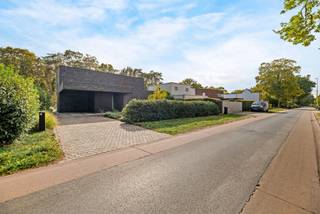 <p><strong>Moderne villa (EPC A) op 1.697 m² in een prachtige, groene omgeving te Bonheiden!</strong></p>
<p>Wenst u stijlvol te wonen op een residentiële toplocatie omgeven door groen en met maximale privacy? <br />Dan is deze recente villa iets voor u!</p>
<p><span>Op een uitzonderlijk mooi perceel van </span><strong><span>1.697 m²</span></strong><span>, in een rustige en bosrijke omgeving van Bonheiden, bevindt zich deze </span><strong><span>recente, moderne villa met 4 slaapkamers</span></strong><span>. De woning combineert strakke architectuur met royale leefruimtes, grote raampartijen en een prachtige zuidgerichte tuin met zicht op het achterliggende groen. Dankzij de doordachte indeling en hoogwaardige afwerking geniet u hier van een bijzonder aangenaam wooncomfort.</span></p>
<p><strong><span>INDELING<br /></span></strong><strong><span>Gelijkvloers:</span></strong><br /><span>Via de inkomhal betreedt u de woning. De royale en lichtrijke woonkamer met gezellige zithoek sluit aan op de ruime eetkamer en de moderne, volledig uitgeruste keuken met kookeiland. De grote raampartijen zorgen voor een aangename lichtinval en een prachtig zicht op de tuin. <br />Verder beschikt deze verdieping over een praktische wasruimte, een afzonderlijk gastentoilet en bijkomende bergruimte.</span></p>
<p><strong><span>Eerste verdieping:</span></strong><br /><span>De eerste verdieping telt </span><strong><span>4 volwaardige slaapkamers</span></strong><span>, waaronder een ruime hoofdslaapkamer. Daarnaast is er een stijlvolle badkamer met ligbad, inloopdouche en dubbele wastafel, een afzonderlijk toilet en een bijkomende wasruimte/berging.</span></p>
<p><strong><span>Kelder:</span></strong><br /><span>De woning beschikt over een ruime kelderverdieping die heel wat extra opbergmogelijkheden biedt.</span></p>
<p><strong><span>BUITENOMGEVING:<br /></span></strong><span>De prachtig aangelegde, </span><strong><span>zuidgerichte tuin</span></strong><span> vormt een absolute troef van deze eigendom. Dankzij de groene omzoming en de achterliggende bosrijke omgeving geniet u hier van optimale rust en privacy. Het ruime terras sluit rechtstreeks aan op de leefruimtes en biedt een heerlijke plek om te ontspannen en van het buitenleven te genieten.</span></p>
<p><strong><span>COMFORT EN TECHNIEKEN:<br /></span></strong><span>De villa beschikt over een uitstekend </span><strong><span>EPC-label A (44 kWh/m² jaar)</span></strong><span> en is uitgerust met vloerverwarming, aangevuld met airconditioning en lucht-luchtverwarming in zowel de leefruimte als de slaapkamers. Hierdoor geniet u het hele jaar door van een aangenaam binnenklimaat.</span></p>
<p><strong><span>LIGGING:<br /></span></strong><span>Deze villa bevindt zich op een gegeerde, residentiële locatie in Bonheiden, midden in een groene en bosrijke omgeving. Hier geniet u van rust en privacy, terwijl het centrum en de dagelijkse voorzieningen vlot bereikbaar blijven.</span></p>
<p><strong><span>TROEVEN OP EEN RIJ:</span></strong></p>
<ul>
<li>
<p><span>Recente villa met moderne architectuur</span></p>
</li>
<li>
<p><span>4 volwaardige slaapkamers</span></p>
</li>
<li>
<p><span>Royale leefruimtes met grote raampartijen</span></p>
</li>
<li>
<p><span>EPC-label A (44 kWh/m² jaar)</span></p>
</li>
<li>
<p><span>Ruime kelderverdieping</span></p>
</li>
<li>
<p><span>Rustige toplocatie met veel privacy en achterliggend groen</span></p>
</li>
</ul>
<p><strong><span>Een stijlvolle villa waar hedendaagse architectuur, ruimte en een uitzonderlijke groene omgeving samenkomen!</span></strong></p>
<p><span>Benieuwd naar deze bijzondere eigendom? </span>Ontdek zelf de vele troeven tijdens een bezoek ter plaatse!<span> <br /></span><span>Contacteer ons kantoor te Keerbergen via </span><strong><span>016 41 51 51</span></strong><span> of </span><strong><span>keerbergen@deboerenpartners.be</span></strong><span> en plan uw bezoek in.</span></p>