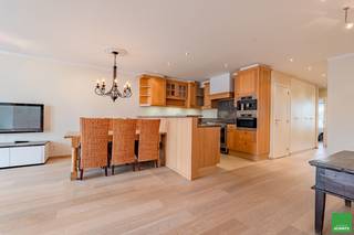 Composition:<br />Hall d'entrée avec vestiaire, toilettes séparées et débarras/buanderie. Séjour très spacieux avec coin repas et salon. Cuisine ouverte entièrement équipée (Dovy). Deux chambres spacieuses. Salle de douche no. 1 avec douche à l'italienne, toilettes et lavabo. Salle de douche no. 2 avec douche, toilettes et lavabo. Grande terrasse ensoleillée à l’arrière.<br />Cave et local à vélos.<br />Possibilité d'acquérir un garage fermé dans la résidence.<br /> 