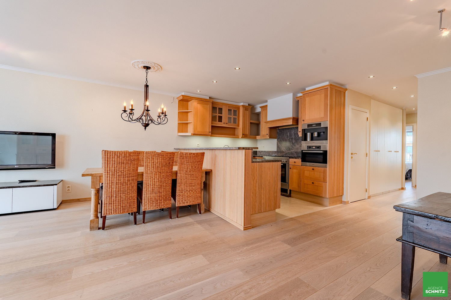 Splendide appartement de 100 m² avec deux chambres et une grande terrasse ensoleillée à l’arrière. Possibilité d'un garage dans la résidence. - photo 2