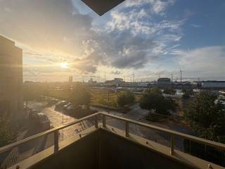 Welkom in dit prachtig gelegen appartement in de populaire Cadixwijk, op wandelafstand van de Delhaize en met een uniek uitzicht op het Houtdok en...