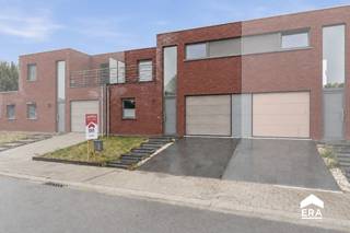 <p>Een fijne woning om je meteen thuis in te voelen! Deze moderne eengezinswoning uit 2010 is netjes afgewerkt en staat klaar voor het volgende gezin of stel. Prima ligging aan de rand van het centrum van Dadizele – rustig en toch heel dicht nabij alle voorzieningen en invalswegen.<br /> </p>
<p><strong>Wat je krijgt:</strong></p>
<p>De woning ontvouwt zich vanaf een sfeervolle inkomhal naar lichtrijke leefruimtes waar je graag vertoeft. De leefruimte kan bestaan uit een bureau, woonkamer én eetkamer, een aangenaam geheel met uitzicht op de tuin – ideaal voor gezelligheid. De keuken is functioneel ingedeeld, en er zijn drie volwaardige slaapkamers (waarvan één met aansluitend dakterras), een badkamer waar je kan douchen én een bad nemen, aparte toiletten en bergingen boven en beneden. Een garage met sectionaalpoort maakt het geheel compleet en zorgt ervoor dat er meer dan voldoende berging is. Buiten sluit het terras naadloos aan op een gezellige tuin met uitweg achteraan via een poort.<br /> </p>
<p><strong>De troeven &#127919;</strong></p>
<p>Energiezuinig (EPC B) • Elektriciteit confrom • Geen asbest • Tuin (110 m²) met praktische poortuitgang • Regenwaterput (10.000 L) voor verstandig watergebruik • Waterontkalker aanwezig</p>
<p>Dit is een woning waar je comfortabel huist en kunt sparen op energie- en waterverbruik – praktisch én zuinig. &#128167;✨<br /> </p>
<p><strong>Klaar voor je volgende hoofdstuk?</strong><br />Bel je ERA-makelaar – we regelen graag een bezoek!<br /> </p>
<p>JOUW DROOMHUIS. ZO GEVONDEN! &#128273;</p>