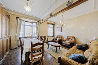 We Invest presenteert deze ideaal gelegen woning. Deze woning geniet van een ideale ligging dankzij de uitzonderlijke nabijheid met parken,...