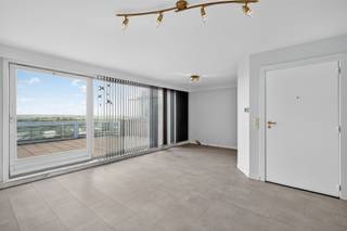 <p><span>Goed onderhouden dakappartement met grote terrassen en een fenomenaal zicht op de jachthaven van Blankenberge. </span></p><p><span>De leefruimte typeert zich door de grote glaspartijen en de makkelijk te onderhouden tegelvloer. </span></p><p><span>De open keuken staat in directe verbinding met de eetplaats en het ruim zuidgericht terras (26m</span><span><sup>2</sup></span><span>) waar het heerlijk vertoeven is. U geniet hier van zicht op de Polders en vergezichten tot in Brugge. </span></p><p><span>In de geriefelijke keuken kan u gebruik maken van de kwalitatieve Miele-keukentoestellen, groot werkblad en de talrijke keukenkasten.</span></p><p><span>De slaapkamer, badkamer en het tweede terras (11m</span><span><sup>2</sup></span><span>) bevinden zich achteraan. </span></p><p><span>De volledig betegelde badkamer is afgewerkt met een douche, praktisch lavabomeubel, toilet, handdoekdroger en aansluiting voor de wasmachine. </span></p><p><span>Het appartement  beschikt over een blanco elektrische keuring en elektrisch te bedienen rolluiken en zonneluifel.</span></p><p><span>Individuele verwarming op gas.</span></p><p><span>In de standingvolle residentie Transat worden de appartementen voornamelijk gebruikt door de eigenaars zelf, is de brandtrap volledig vernieuwd, het dak geïsoleerd en komt de lift tot op de tiende verdieping. </span></p><p><span>De residentie is bovendien rolstoeltoegankelijk. </span></p><p><span>Het winkel-wandelgebied, de zeedijk en Grote Markt en een tramhalte bevinden zich op wandelafstand. </span></p>