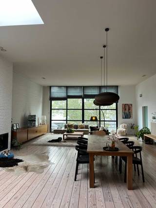 Unieke loft te huur – ideaal voor co-housingDeze uitzonderlijk gerenoveerde loft van maar liefst 310 m² is een zeldzame opportuniteit. De woning...