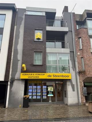 <p><span>ENKEL REACTIE VIA MAIL ... jef@desteenboer.be</span></p><p><span> </span></p><p><span>TE HUUR :   950 euro/maand - 30 euro vaste kosten voor poetsen gemeenschappelijke delen</span></p><p><span>Dit zeer centraal gelegen en energiezuinig (EPC A)appartement in het centrum van Herentals heeft een bewoonbare oppervlakte van 94m². Het appartement is gelegen op de 2de verdieping in een gebouw waar een lift voorzien is.</span></p><p><span>Het appartement bevat 2 grote ruimtes die kunnen dienen als woonkamer/eetkamer, een open keuken, 2 slaapkamers, een apart toilet, een badkamer met douche in bad en lavabo, een wasberging en een vestiaire.</span></p><p><span>Er is in de kelder een zeer ruime private kelder voorzien.  Buiten is er een gemeenschappelijke fietsenberging en een apart vuilnishok voorzien.</span></p><p><span> </span></p><p><span> </span></p><p><span>Interesse?  Enkel reageren via mail... jef@desteenboer.be</span></p><p><span> </span></p>