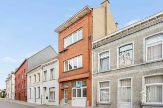 <p>Deze charmante, volledig gerenoveerde halfvrijstaande woning is ideaal gelegen in het hart van het stadscentrum en zal u zeker bekoren met zijn comfort en toplocatie.<br /><br />Momenteel verhuurd (maandelijkse huur van € 960).<br /><br />Op korte afstand van alle voorzieningen (winkels, scholen, openbaar vervoer) biedt deze woning een praktische en aangename woonomgeving.<br /><br />De woning is in 2022 volledig gerenoveerd en beschikt nu over moderne en functionele ruimtes, klaar om direct te betrekken.<br /><br />Of u nu een starter bent, wilt investeren of een jong stel zoekt, deze woning is een fantastische kans in het stadscentrum.<br /><br />Mis deze kans niet!<br /><br />Contact en informatie: +32 499 34 68 24 of anne-sophie@immobeguin.be</p>