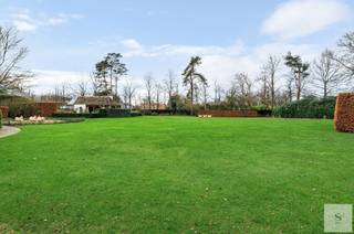 Uitstekend bouwperceel van ongeveer 4.359 m²<br />Dit unieke stuk grond bevindt zich bij de rotonde Baillet-Latourlei / Frilinglei, op de hoek met de Lannoylei. De oprit naar het perceel is voorzien aan de Lannoylei.<br />Het terrein beschikt al over een aangelegde tuin. Door een recente verkaveling is het mogelijk om hier een vrijstaande villa te bouwen, op voorwaarde dat het zwembad en het poolhouse worden verwijderd of verplaatst.<br />Voor meer informatie over bouwvoorschriften en aanvullende details kunt u contact met ons opnemen: Catherine - 0472 23 14 51 - catherine.descheemaecker@sels.be