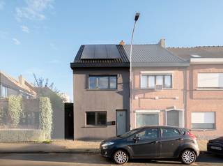 In de rustige Boomgaardstraat, met vlotte verbindingen richting Antwerpen en de groene Scheldedijken, ontdek je deze instapklare halfopen woning met een bewoonbare oppervlakte van 180 m².<br />De woning werd grondig en stijlvol gerenoveerd met oog voor comfort én duurzaamheid: vloerverwarming op het gelijkvloers, 17 zonnepanelen, een volledig vernieuwd dak met de nodige isolatie, en elektriciteit conform. De voorgevel werd strak afgewerkt in crepi, wat het geheel een moderne uitstraling geeft.<br />Binnenin tref je op het gelijkvloers een flexibele kamer (slaapkamer of bureau), een wasruimte, apart toilet, een lichtrijke leefruimte met open keuken en zicht op het terras met groene grasmat (18 m²). Via een servitudeweg is er bovendien handige toegang voor afval en fietsen.<br />De eerste verdieping biedt 2 slaapkamers en een stijlvolle badkamer, terwijl de tweede verdieping verrast met een ruime master bedroom. Overal zijn er PVC-ramen met hoogrendementsbeglazing.<br />Met een EPC-label B (165 kWh/m²) combineert deze woning eigentijdse architectuur met energiezuinig wooncomfort.<br />Benieuwd naar dit unieke renovatieproject? Plan vandaag nog je bezoek en laat je overtuigen!