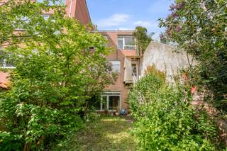Op zoek naar een woning met ruimte, potentieel en een centrale ligging? Deze bel-etagewoning in de Rietstraat 45 te Oostende biedt een solide basis voor wie graag de handen uit de mouwen steekt en zijn droomwoning volledig naar eigen smaak wil creëren.<br /><br />De woning beschikt over een stevige structuur en is volledig onderkelderd, wat zorgt voor bijzonder veel extra bergruimte en tal van invullingsmogelijkheden. Dankzij de praktische indeling en de royale oppervlaktes is dit pand ideaal voor grote gezinnen, thuiswerk of hobby’s.<br /><br />Op het gelijkvloers bevinden zich onder meer een garage, een polyvalente ruimte, extra bergingen, een toilet en toegang tot de tuin — perfect voor wie nood heeft aan werk- of hobbyruimte.<br /><br />De eerste verdieping biedt een lichtrijke leefruimte, een open keuken, een apart toilet en opnieuw toegang tot de buitenruimte.<br /><br />Op de tweede verdieping zijn er vier volwaardige slaapkamers en een badkamer met toilet, wat deze woning bijzonder geschikt maakt voor grotere gezinnen.<br /><br />Verder beschikt het pand over een ruime zolderverdieping, die extra uitbreidingsmogelijkheden biedt, en een regenwaterput met kraan in zowel tuin als keuken.<br /><br />Belangrijk: de woning dient volledig gerenoveerd te worden, maar biedt daardoor een unieke kans om een ruime stadswoning volledig naar eigen wensen en normen af te werken.<br /><br />Kortom, een eigendom met enorm veel potentieel, ruimte en mogelijkheden op een interessante locatie in Oostende.