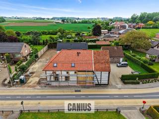 <p><span>UNIEK APPARTEMENT MET 2 SLPKS EN TERRAS</span></p><p><span> </span></p><p><span>Nabij de rustige dorpskern van Wellen treffen wij in de Veerstraat 60 deze prachtige vakwerkwoning uit 1875.</span></p><p><span> </span></p><p><span>Vandaag werd dit pand volledig gerenoveerd naar de normen van vandaag en opgesplitst in twee appartementen.</span></p><p><span> </span></p><p><span>Dit uiterst charmant appartement is gelegen op de eerste en tweede verdieping en biedt 115m² woonoppervlakte en beschikt over een inkomhal, een apart toilet, een leefruimte met open keuken, een badkamer, twee slaapkamers en een mezzanine .</span></p><p><span> </span></p><p><span>Als kers op de taart beschikt mijn over een ruim terras en een vaste parkeerplek voor de wagen en fietsen.</span></p><p><span> </span></p><p><span>KORT SAMENGEVAT</span><span>:</span></p><p><span>Vraagprijs: € 309.000,00</span></p><p><span>Verkoop onder registratierechten (2% of 12%)</span></p><p><span> </span></p><p><span>Wonen in een beschermd monument? Maak snel je afspraak voor meer informatie 078 78 30 39 – <span>info@canius.be</span></span></p><p><span> </span></p><p><span>De vermelde oppervlaktes zijn slechts een indicatie. Canius Real Estate kan niet verantwoordelijk gesteld worden voor de juistheid van de door zijn verstrekte gegevens.</span></p><p><span> </span></p>