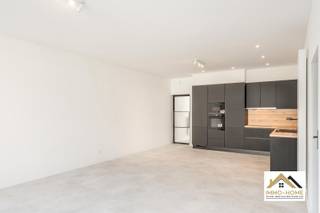 Deze volledige gerenoveerde woning met zonnepanelen is een perfecte buitenkans voor wie op zoek is naar een instapklare moderne woning, voorzien van alle moderne wooncomfort. De zwartmetalen voordeur zet meteen de trend : ze brengt je tot in een ruime inkomhal en een handige opbergruimte (met aansluitingen voor wasmachine). Via een tweede zwartmetalen glasdeur kom je tot in de zeer lichtrijke en volumineuze leefruimte met open keuken. Het aangename gevoel wordt gecreëerd door de combinatie van veel lichtinval en een verhoogd plafond. De keuken is uitgerust met alle moderne kookcomfort, en de tuin en het terras worden door het grote schuifraam ook visueel mooi met de living verbonden. Op de eerste verdieping vinden we een eerste heel ruime slaapkamer terug, net als een heel stijlvolle badkamer met zowel riante inloopdouche als ligbad. De verdieping erboven herbergt de twee volgende slaapkamers, en daarbovenop is er op de zolderverdieping nog ruimte voor een vierde slaapkamer. De tuin is volledig afgesloten, inclusief een stijlvol automatisch metalen poort. Het pand is zeer vlot bereikbaar, en gelegen op fietsafstand van het centrum van Gent. Op de oprit is er plaats voor meerdere wagens. Bezoekdag: 08/08: Inschrijven via mail naar tommy@immo-home.be, geen telefonische inschrijvingen! Volg ons op Fb en Insta. Voor meer info: www.immo-home.be. GRATIS SCHATTING & GRATIS FINANCIEEL ADVIES