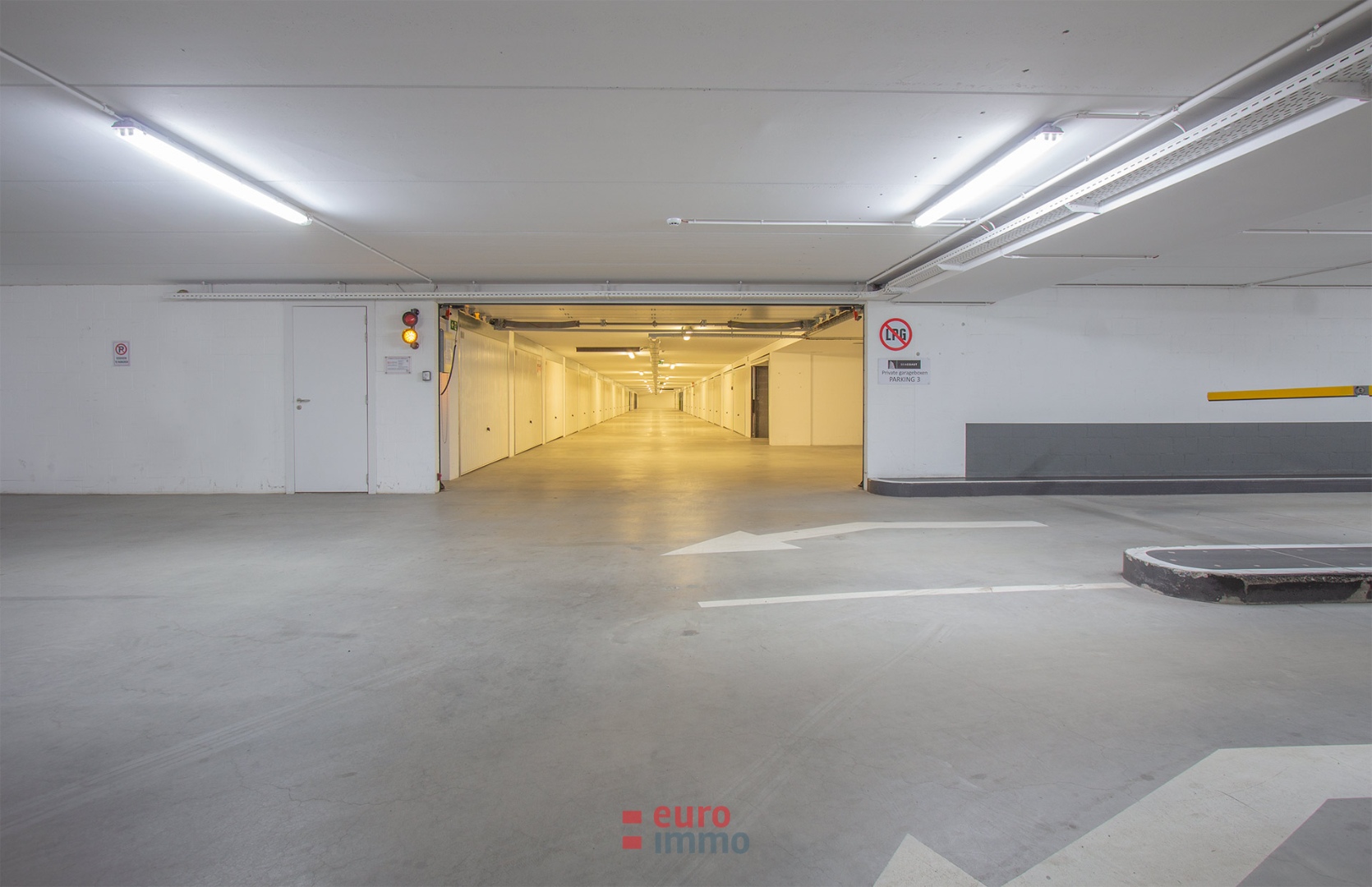 Zéér brede garage op centrale ligging in Nieuwpoort - foto 4