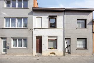 Deze karaktervolle stadswoning (bouwjaar ca. 1910-1920) combineert de gezelligheid van weleer met modern comfort. Gelegen op een perceel van ca. 120 m², biedt deze woning alles wat u nodig heeft voor een warme thuis.<br /><br />Indeling van de woning<br />Gelijkvloers: Comfortabel wonen<br />Bij het binnenkomen ervaart u direct de uitnodigende sfeer van de leefruimte. De aangrenzende geïnstalleerde keuken vloeit moeiteloos over in een praktische bijkeuken/wasplaats. Ook de badkamer bevindt zich op het gelijkvloers, wat zorgt voor een efficiënt ruimtegebruik.<br /><br />Eerste verdieping: Ruimte voor rust<br />De vaste trap brengt u naar de eerste verdieping, waar u twee zeer ruime slaapkamers vindt, badend in het licht.<br /><br />Tweede verdieping: Een blanco canvas<br />Een grote troef is de zolderverdieping, bereikbaar via een vaste trap. De zoldervloer is reeds geïsoleerd en de aansluitingen voor centrale verwarming en elektriciteit zijn al doorgetrokken. Mits wat verdere afwerking van het dak, creëert u hier met gemak twee extra slaapkamers of een riante hobbyruimte.<br /><br />Technische specificaties: <br />- Bouwjaar: +/- 1910 - 1920<br />- Oppervlakte: +/- 1a 20ca<br />- Verwarming: Centrale verwarming op gas (installatie vernieuwd in 2012).<br />- Isolatie: Geïsoleerde zoldervloer; verwarmingsbuizen en elektriciteit reeds aanwezig op zolderniveau.<br />- Kadastraal Inkomen: Laag KI (€ 173,53 / 7000,- BEF), wat gunstige voorwaarden kan bieden.<br />- Water: Directe aansluiting op de riolering (geen regenwaterput).<br /><br />Bestuursmaatregelen in het maatregelenregister: nee